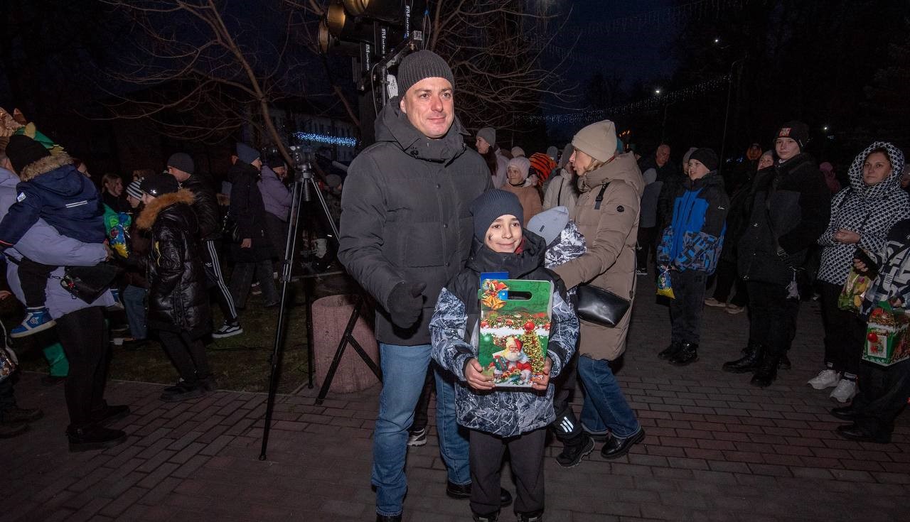 В Кам'янському відкрили новорічну ялинку - ФОТО