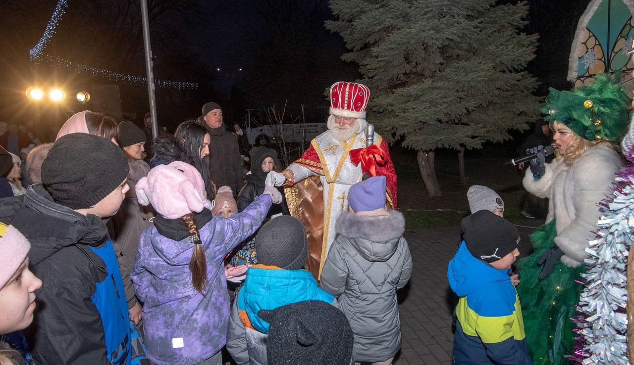 В Кам'янському відкрили новорічну ялинку - ФОТО