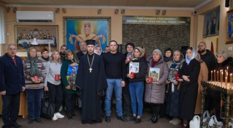 В Кам’янському родинам загиблих героїв вручили медалі ПЦУ