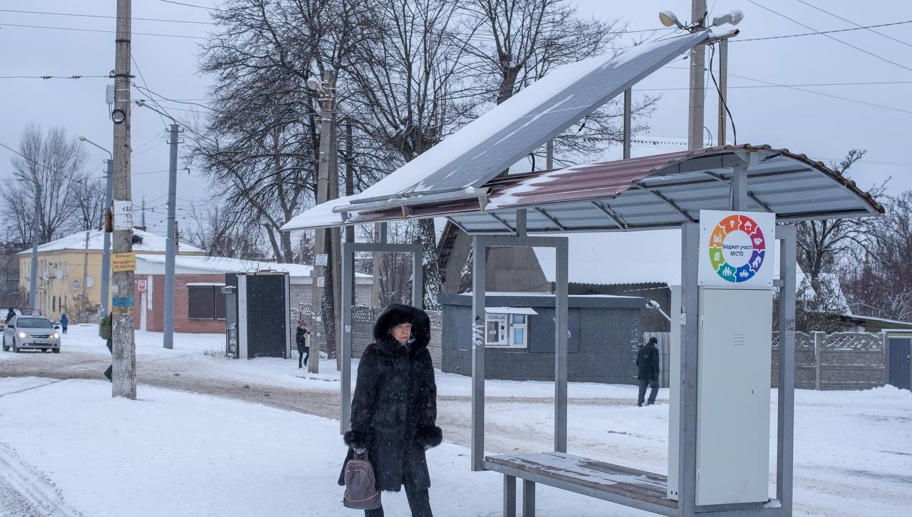 В Кам'янському на транспортних зупинках тепер можна зарядити мобільний телефон - ФОТО