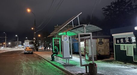 В Кам’янському на транспортних зупинках тепер можна зарядити мобільний телефон