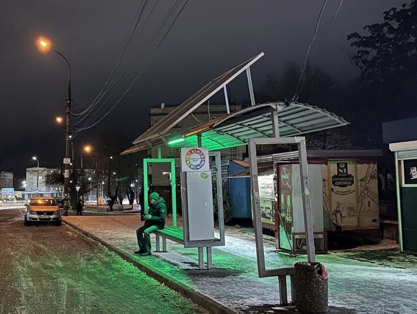 В Кам’янському на транспортних зупинках тепер можна зарядити мобільний телефон