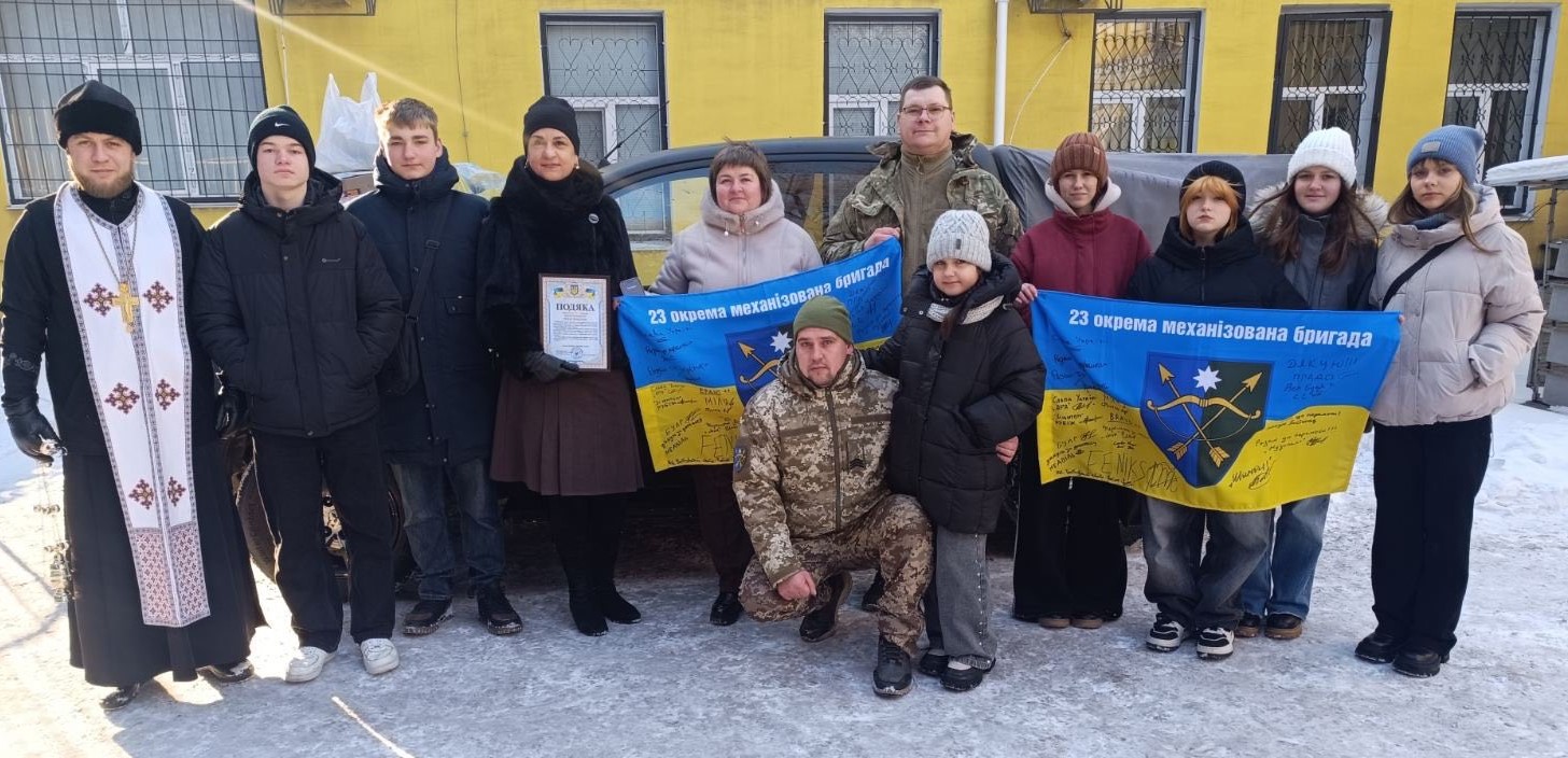Освітяни, учні та батьки з Кам'янського зібрали гроші вже на 52 авто для військових - ФОТО