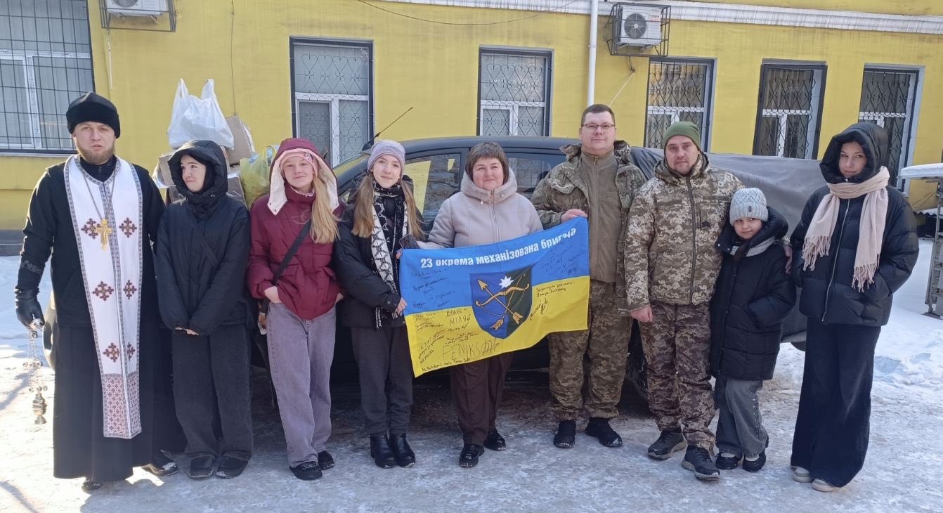 Освітяни, учні та батьки з Кам'янського зібрали гроші вже на 52 авто для військових - ФОТО