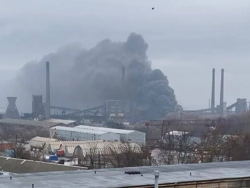 У Дніпрі масштабна пожежа в районі коксохімічного підприємства