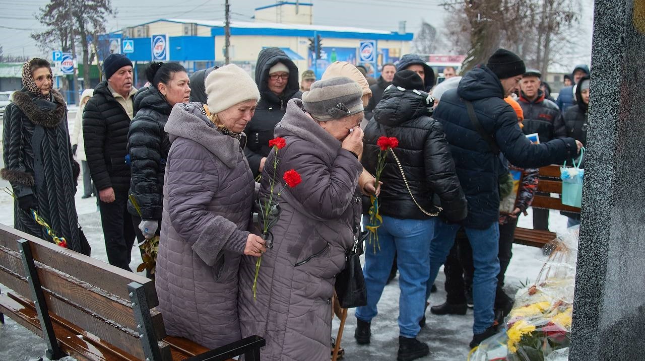 В гімназії №28 у Кам'янському встановили меморіальний комплекс загиблим воїнам, які навчались у закладі - ФОТО