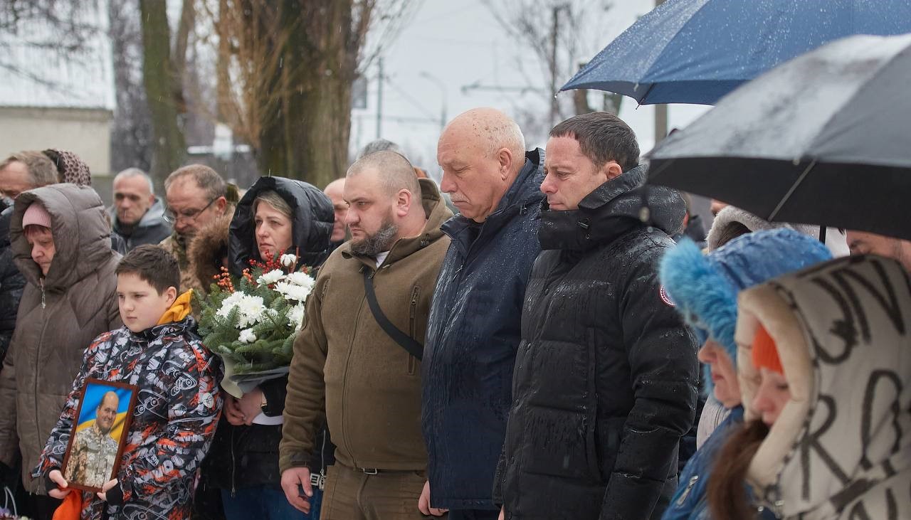 В гімназії №28 у Кам'янському встановили меморіальний комплекс загиблим воїнам, які навчались у закладі - ФОТО