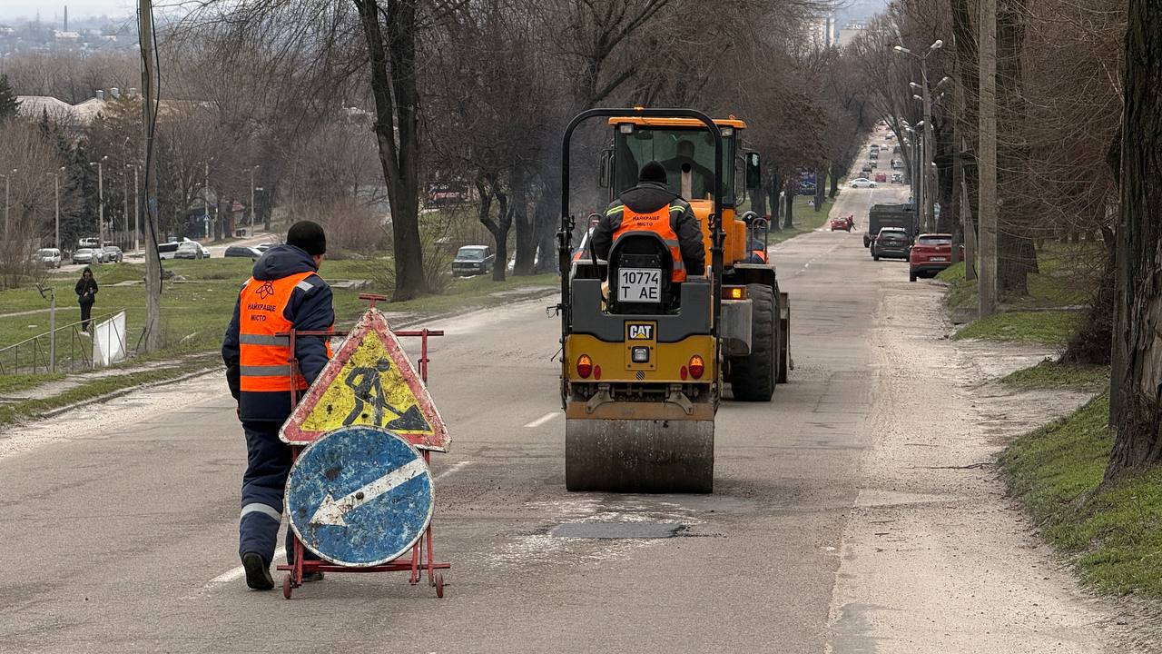 В Кам'янському проводять аварійні ремонти автошляхів - ФОТО