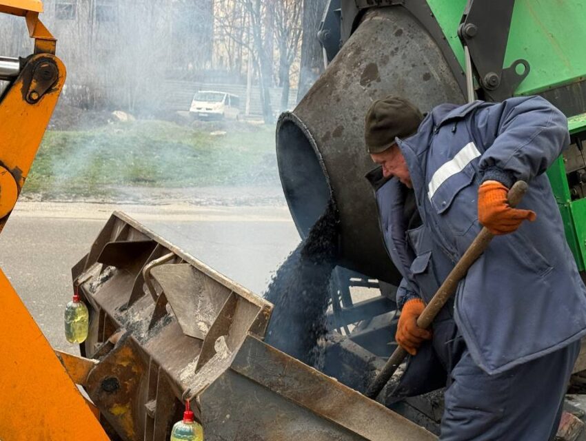 В Кам’янському проводять аварійні ремонти автошляхів