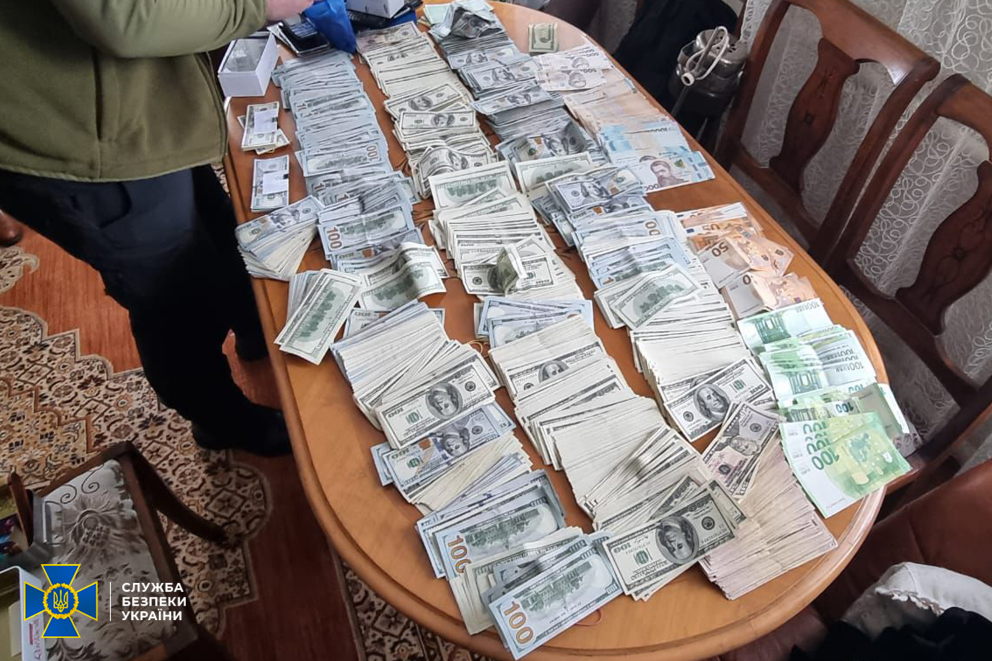 Продавали фіктивні меддовідки: понад 300 тис. доларів США виявили в очільниці однієї із районних ВЛК на Дніпропетровщині - ФОТО