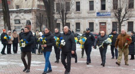 В Кам’янському у День Соборності України відбувся захід біля пам’ятника Тарасу Шевченку