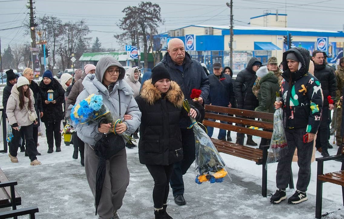 В гімназії №28 у Кам'янському встановили меморіальний комплекс загиблим воїнам, які навчались у закладі - ФОТО