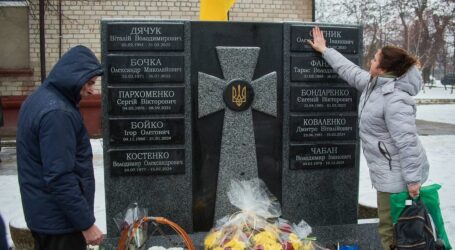 В гімназії №28 у Кам’янському встановили меморіальний комплекс загиблим воїнам, які навчались у закладі