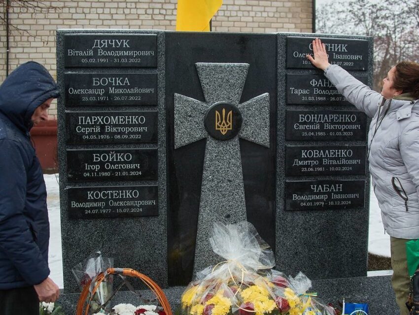 В гімназії №28 у Кам’янському встановили меморіальний комплекс загиблим воїнам, які навчались у закладі