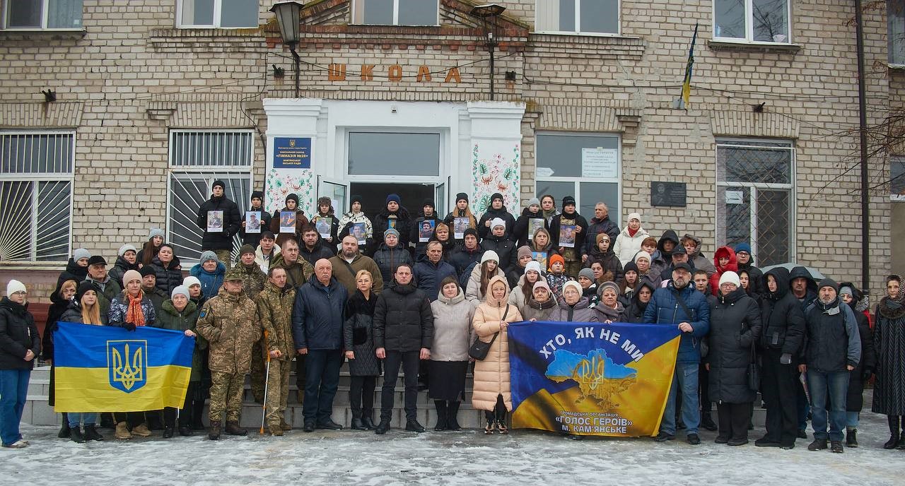 В гімназії №28 у Кам'янському встановили меморіальний комплекс загиблим воїнам, які навчались у закладі - ФОТО