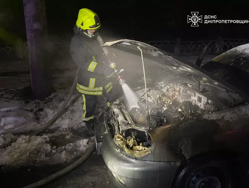 В Кам’янському на вул. Дніпробудівській горіло «Daewoo Lanos»