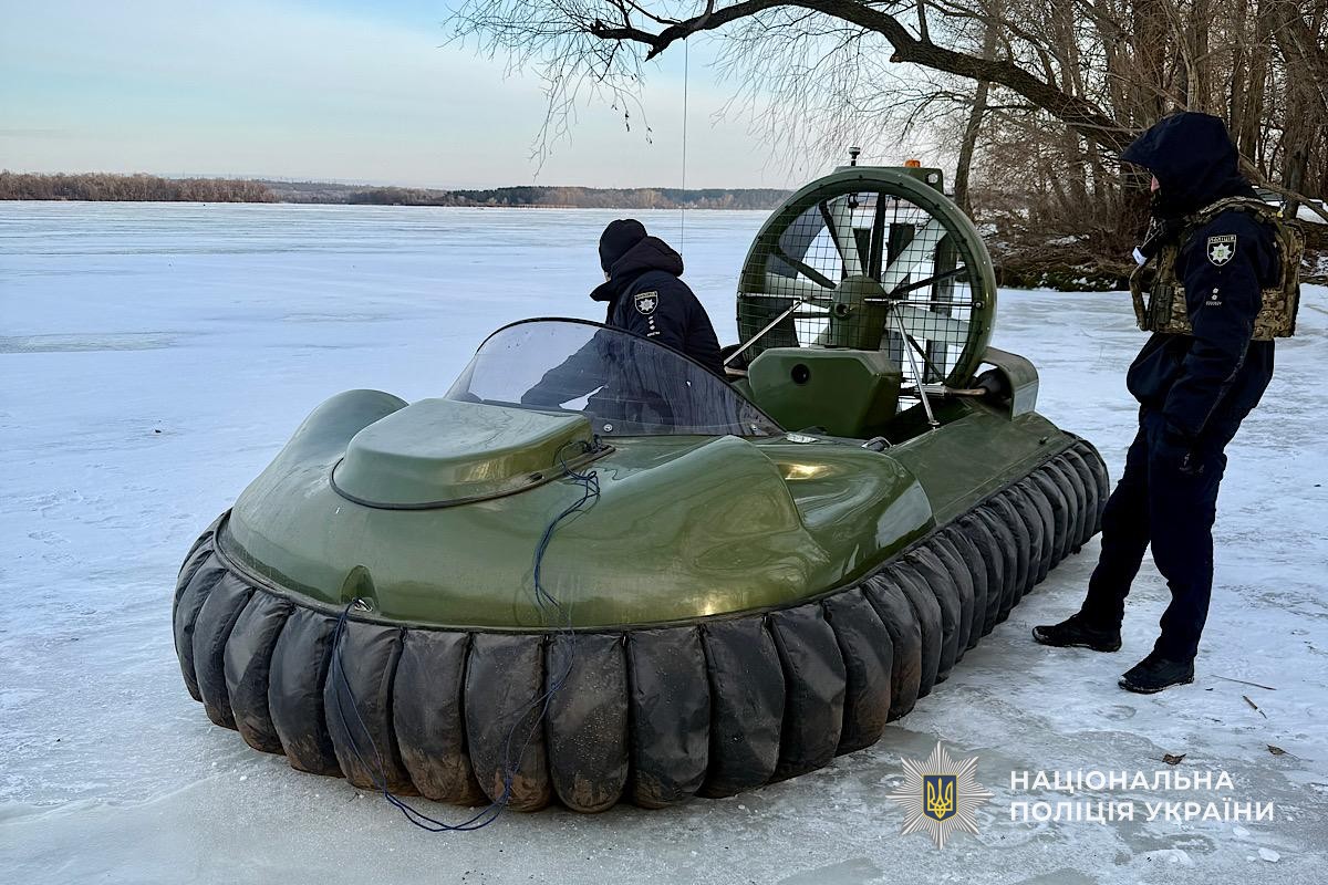 На Дніпропетровщині ворожий дрон впав на річну кригу та не здетонував - ФОТО