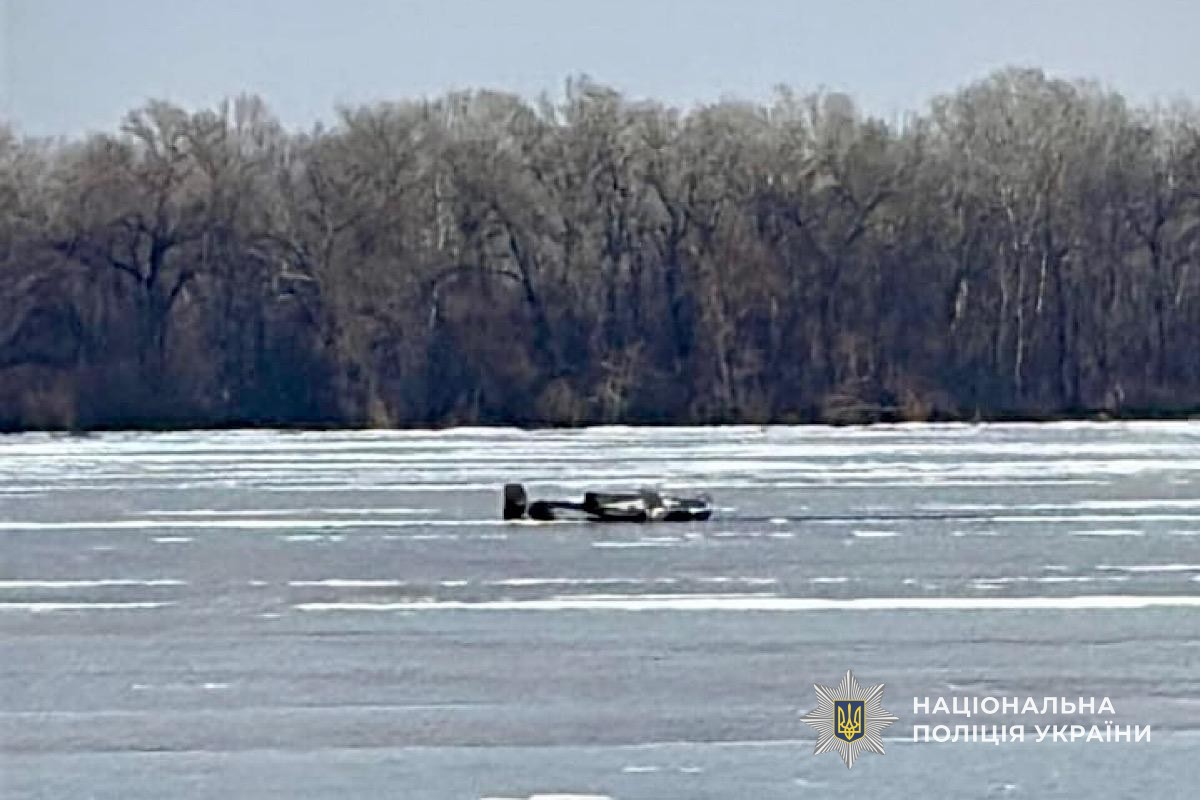 На Дніпропетровщині ворожий дрон впав на річну кригу та не здетонував - ФОТО