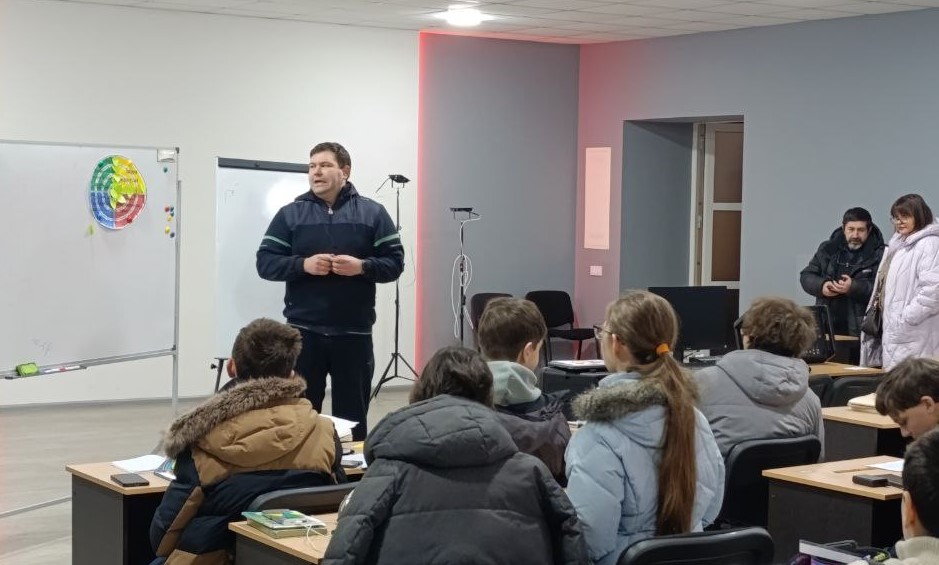 Руслан Коломієць: «Жінки великі розумниці, прекрасні педагоги, але і чоловіки мають щось нове принести до школи» - ФОТО