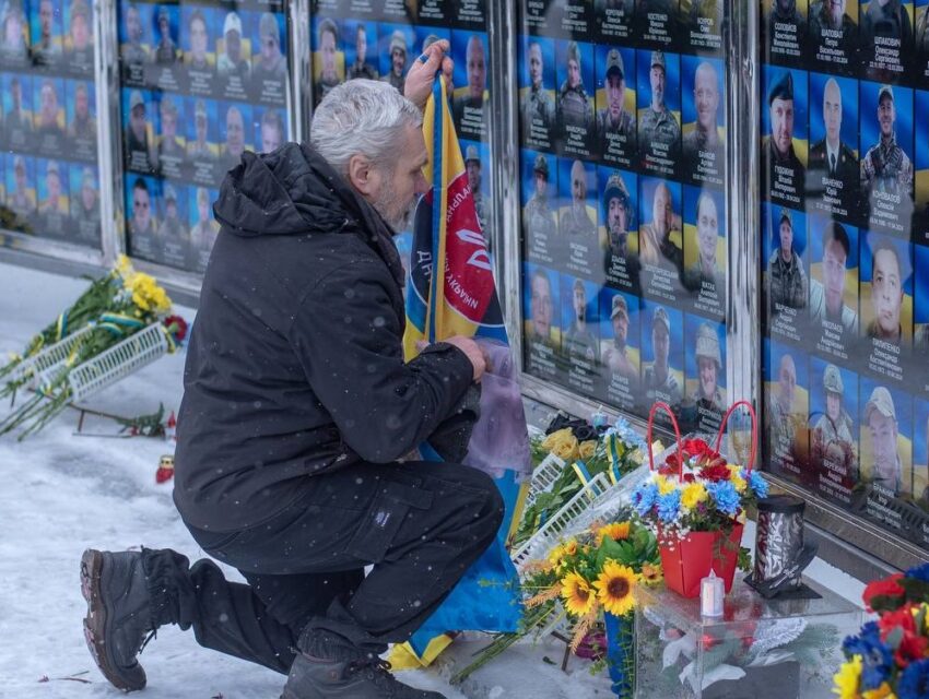 В Кам’янському у четверту річницю початку повномасштабного вторгнення російського агресора в Україну вшанували пам’ять загиблих героїв