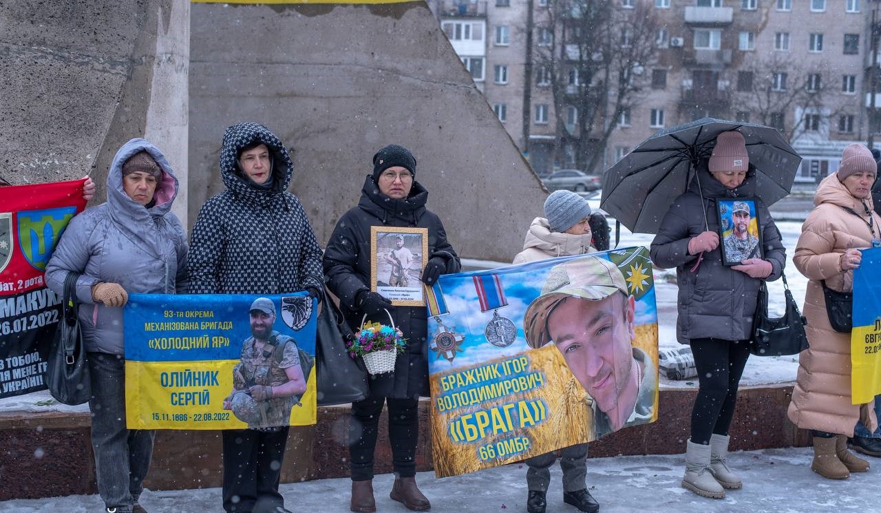 В Кам'янському у четверту річницю початку повномасштабного вторгнення російського агресора в Україну вшанували пам'ять загиблих героїв - ФОТО