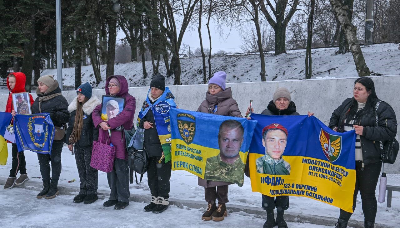 В Кам'янському у четверту річницю початку повномасштабного вторгнення російського агресора в Україну вшанували пам'ять загиблих героїв - ФОТО