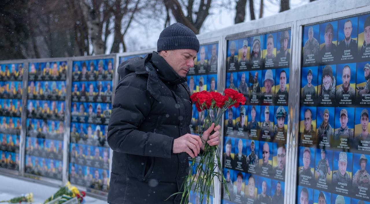 В Кам'янському у четверту річницю початку повномасштабного вторгнення російського агресора в Україну вшанували пам'ять загиблих героїв - ФОТО