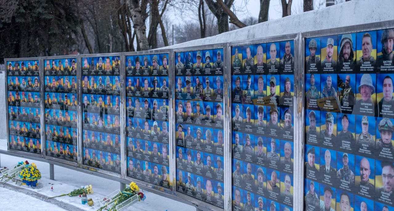 В Кам'янському у четверту річницю початку повномасштабного вторгнення російського агресора в Україну вшанували пам'ять загиблих героїв - ФОТО