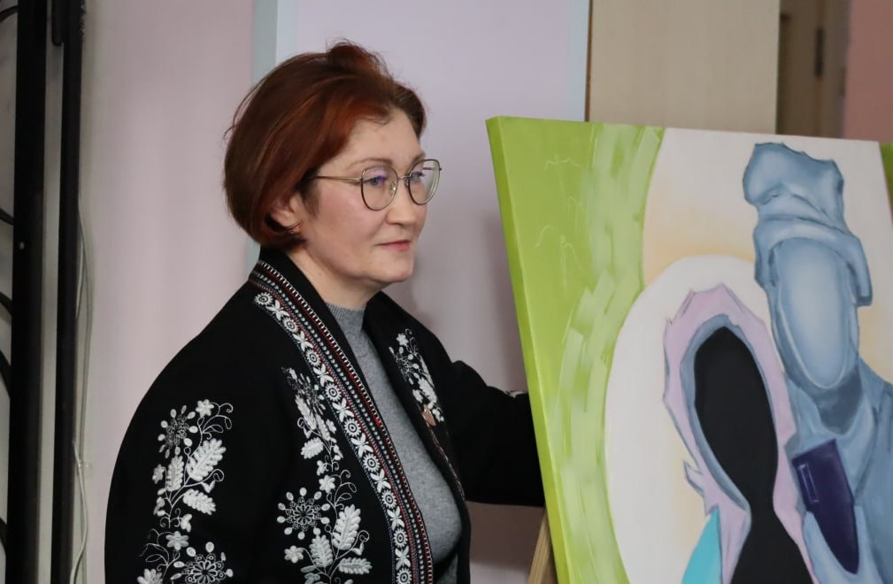 Мистецтво як сповідь та пам’ять: у Кам'янському відкрилась авторська виставка матері загиблого «азовця» Ганни Кісілішиної - ФОТО