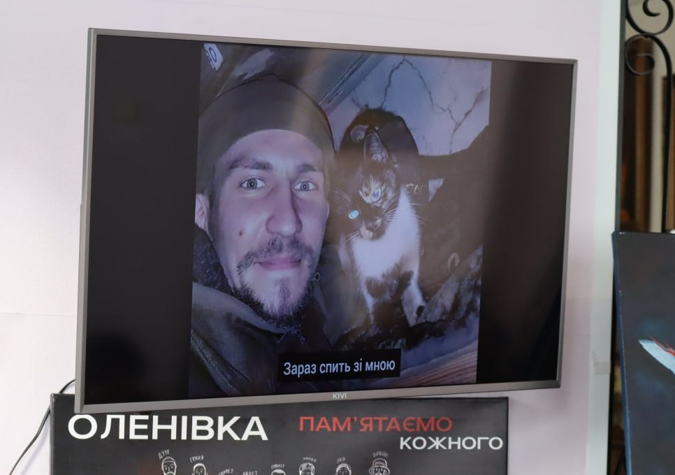 Мистецтво як сповідь та пам’ять: у Кам'янському відкрилась авторська виставка матері загиблого «азовця» Ганни Кісілішиної - ФОТО