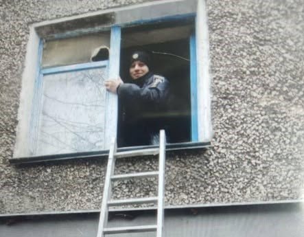 Впала та не могла підвестись: в Кам'янському поліційні врятували 92-річну жінку - ФОТО