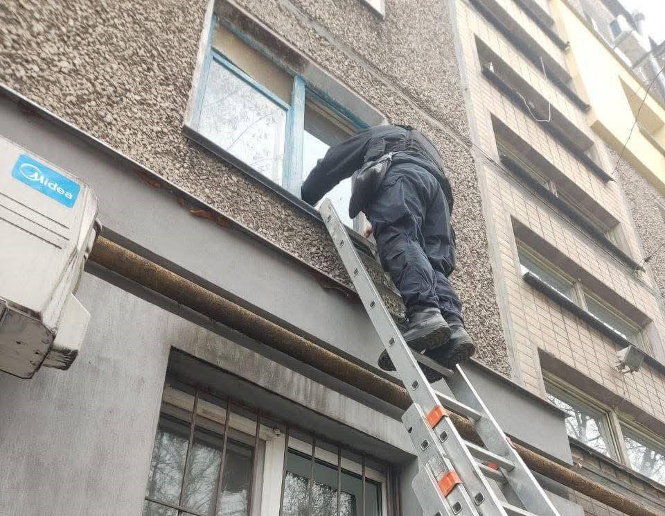 Впала та не могла підвестись: в Кам'янському поліційні врятували 92-річну жінку - ФОТО