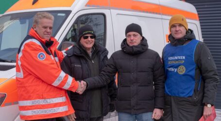 Одному з медзакладів Кам’янського благодійники передали сучасний реанімобіль