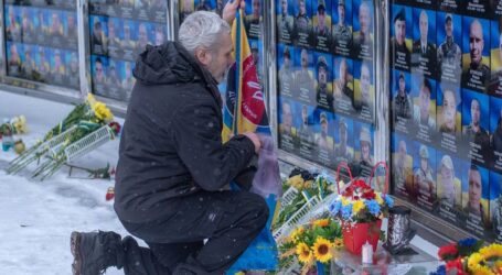 В Кам’янському у четверту річницю початку повномасштабного вторгнення російського агресора в Україну вшанували пам’ять загиблих героїв
