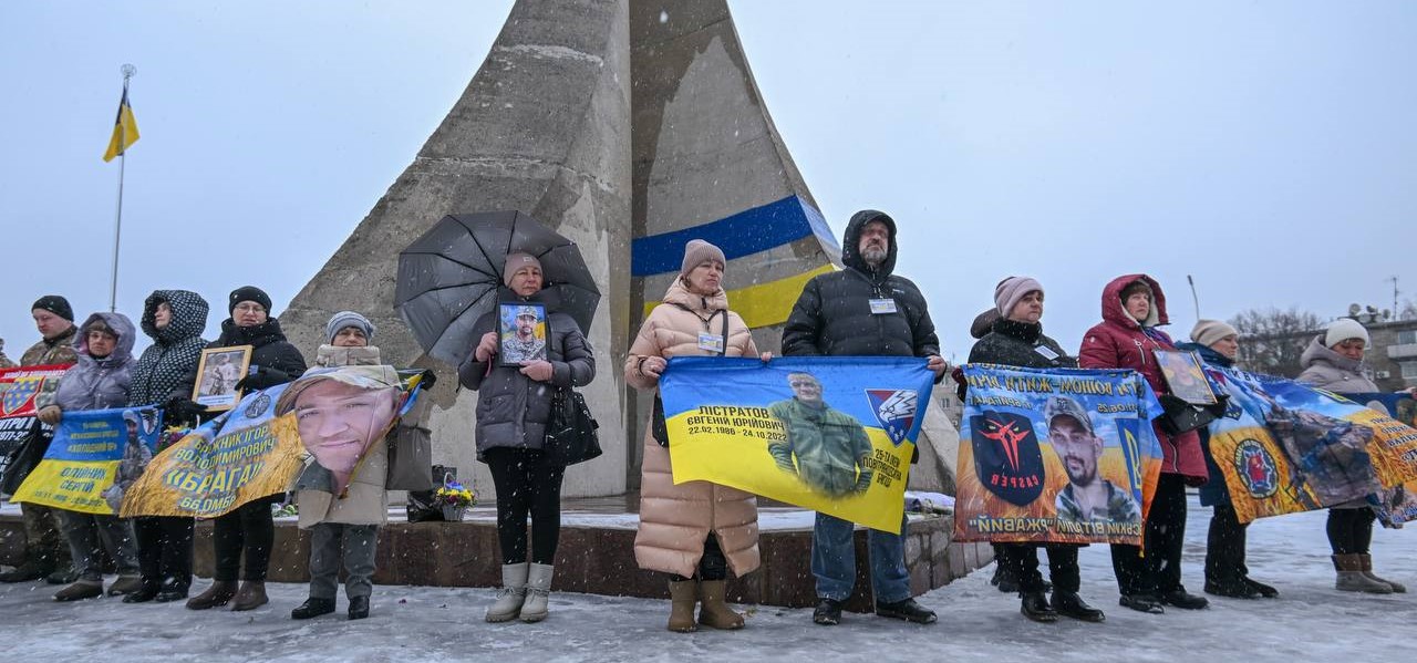 В Кам'янському у четверту річницю початку повномасштабного вторгнення російського агресора в Україну вшанували пам'ять загиблих героїв - ФОТО
