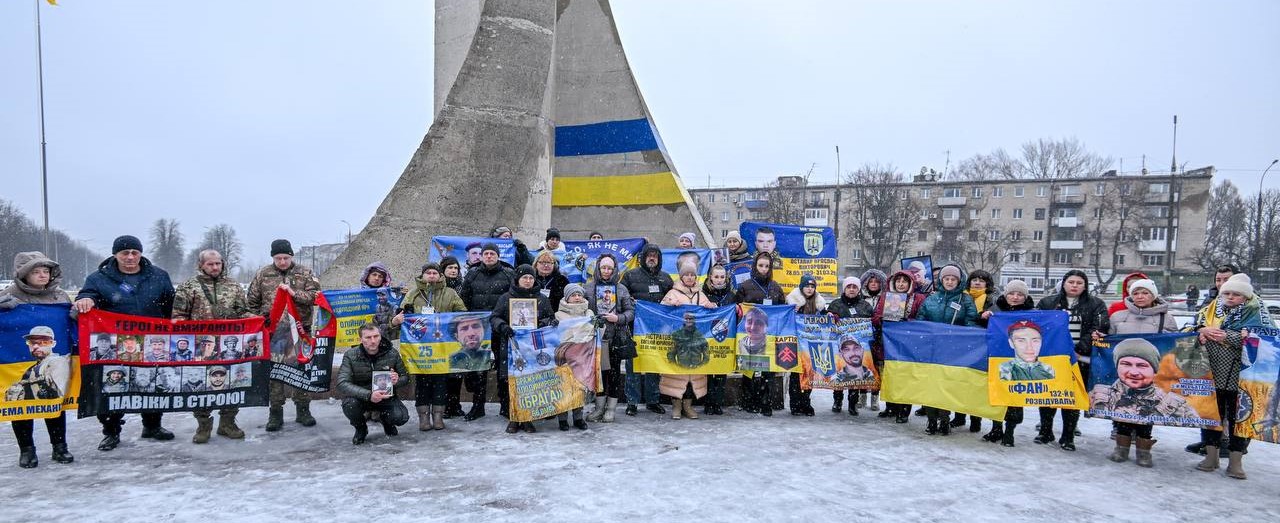 В Кам'янському у четверту річницю початку повномасштабного вторгнення російського агресора в Україну вшанували пам'ять загиблих героїв - ФОТО
