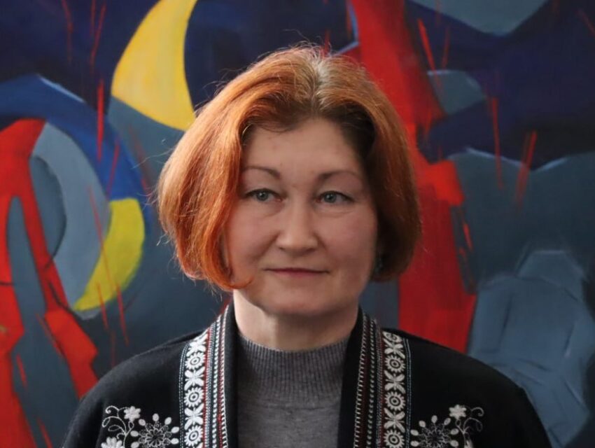Мистецтво як сповідь та пам’ять: у Кам’янському відкрилась авторська виставка матері загиблого «азовця» Ганни Кісілішиної