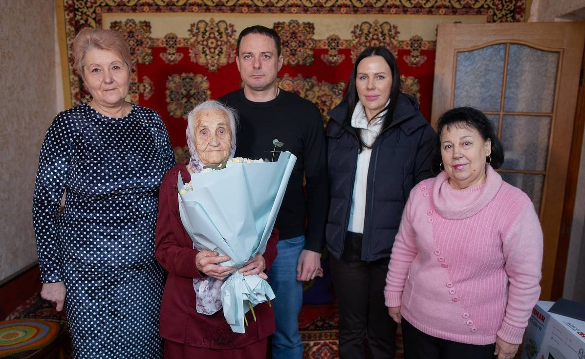 В Кам'янському зі 100-річчям сьогодні привітали місцеву довгожительку Раїсу Устинівну Котляренко - ФОТО