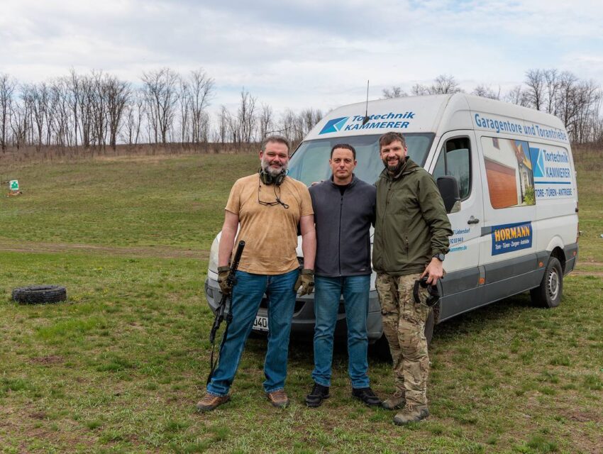 Кам’янське передало мікроавтобус для розвідпідрозділу, що протидіє ворогу на Дніпропетровщині
