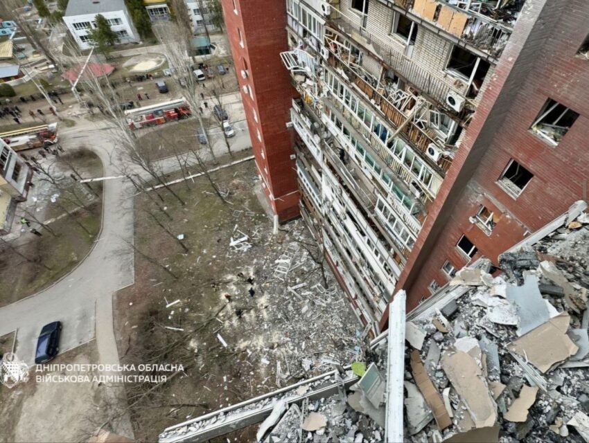 ОНОВЛЕНО!Зранку ворог влучив в багатоповерхівку у Дніпрі, є поранені (ВІДЕО)