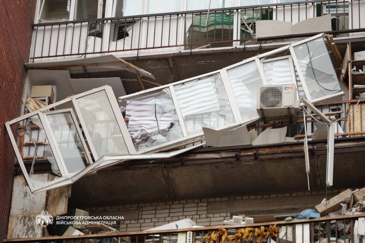 Зранку ворог влучив в багатоповерхівку у Дніпрі, є поранені - ФОТО