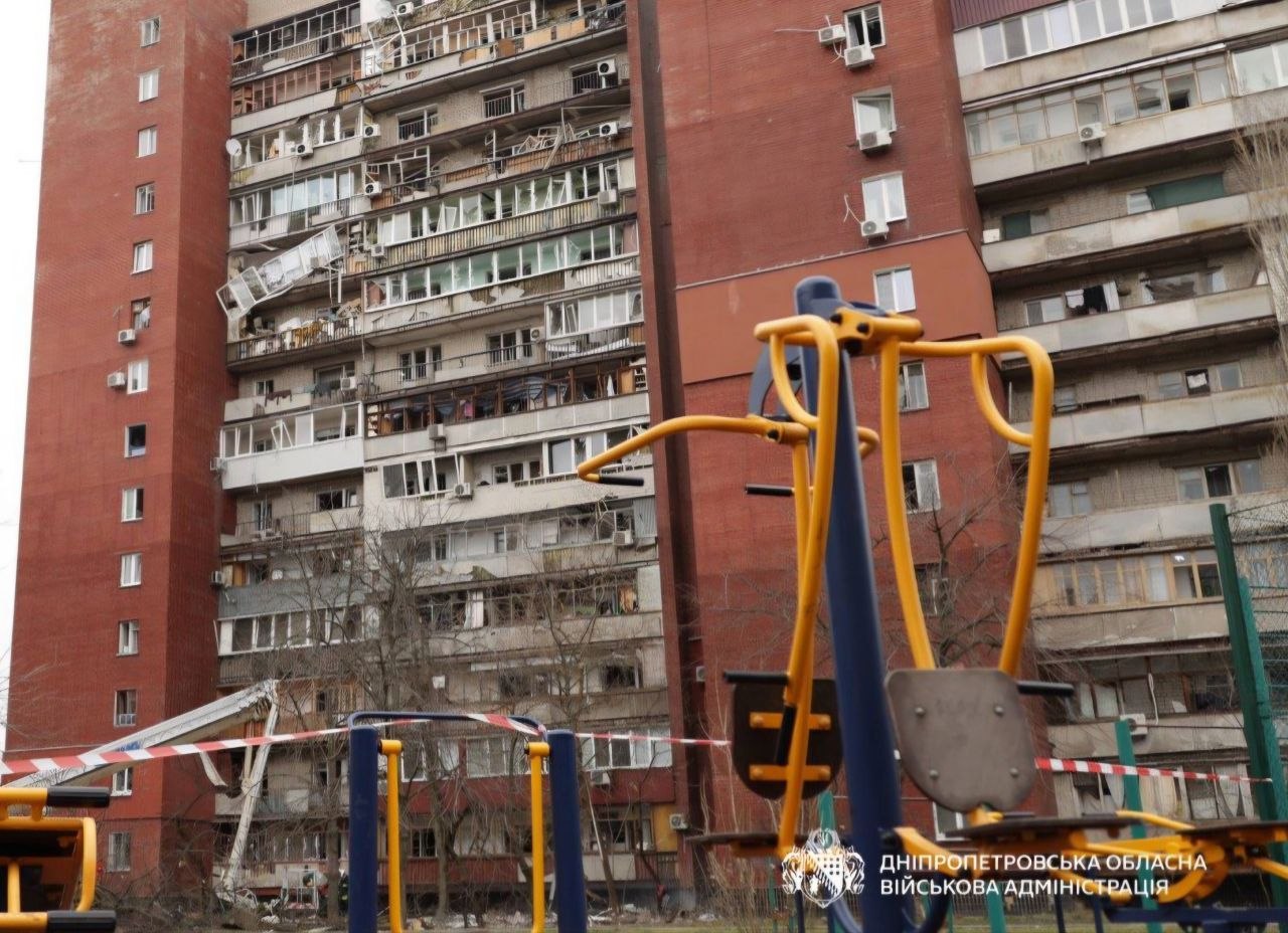 Зранку ворог влучив в багатоповерхівку у Дніпрі, є поранені - ФОТО