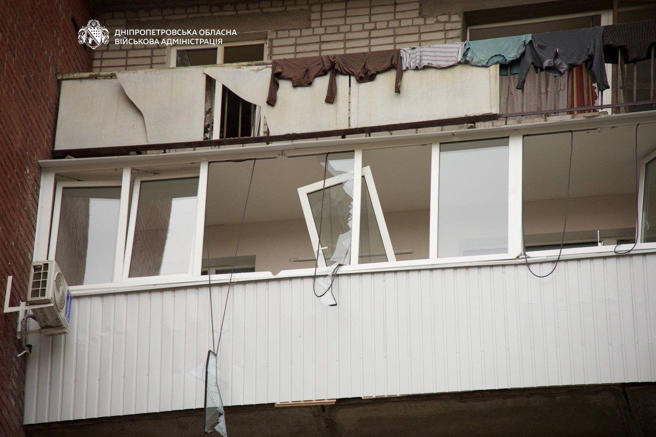 Зранку ворог влучив в багатоповерхівку у Дніпрі, є поранені - ФОТО