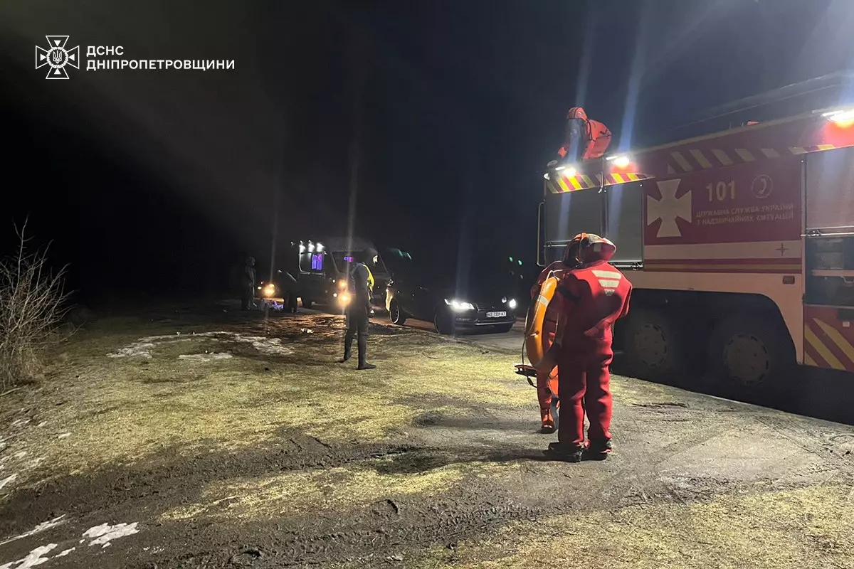В Кам’янському районі надзвичайники врятували двох підлітків на кризі - ФОТО