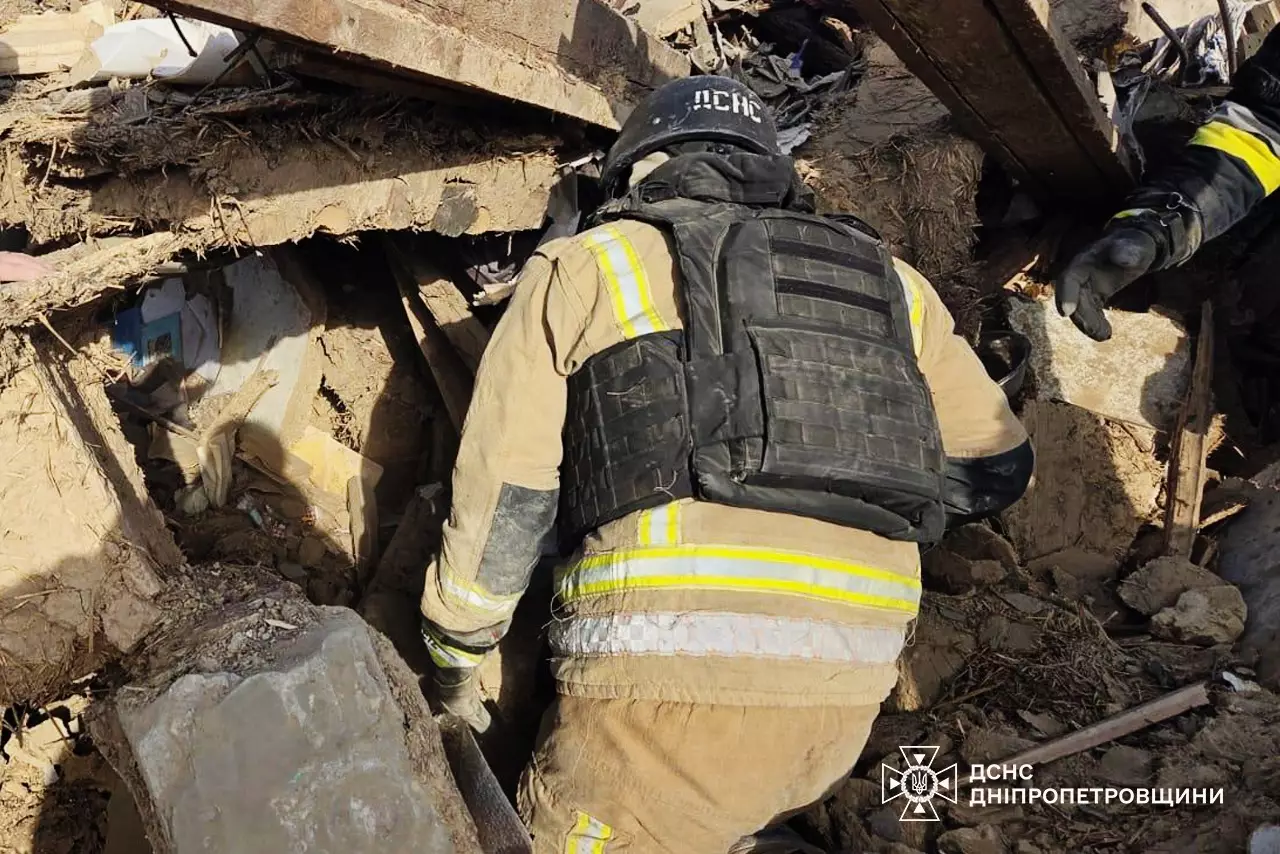 Двоє людей загинули та сім постраждали: ворог зранку вдарив по одному з районів Дніпропетровщини - ФОТО