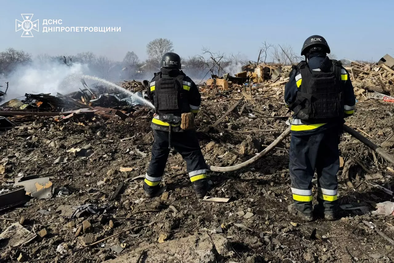 Двоє людей загинули та сім постраждали: ворог зранку вдарив по одному з районів Дніпропетровщини - ФОТО
