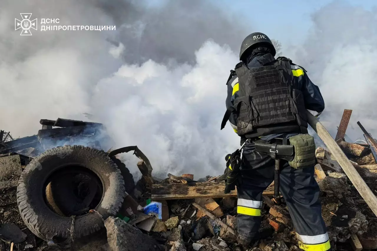 Двоє людей загинули та сім постраждали: ворог зранку вдарив по одному з районів Дніпропетровщини - ФОТО