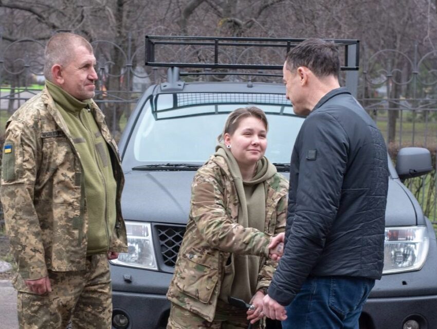 Кам’янське передало пікап для медслужби, де служить наша землячка