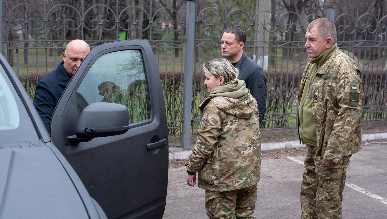Кам'янське передало пікап для медслужби, де служить наша землячка - ФОТО