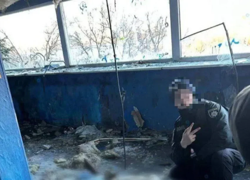 Сфотографувався поруч з мертвою 14-річною дівчиною: фото усміхненого курсанта з Дніпра викликало хвилю обурення у соцмережах